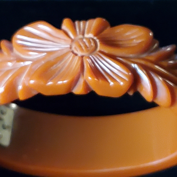 Carved Bakelite Bangle Caramel Floral Hinged 1930's 1940's - Picture 9 of 13